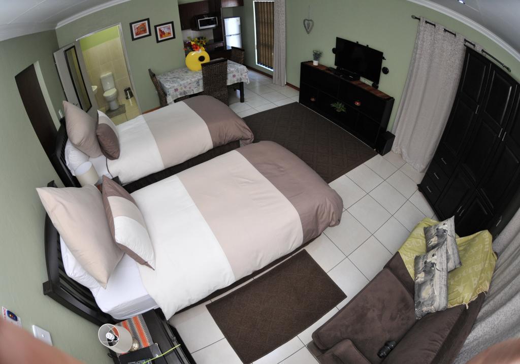 Summer Garden Guest House เบโนนิ ภายนอก รูปภาพ