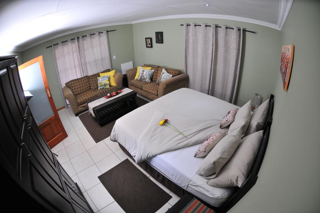 Summer Garden Guest House เบโนนิ ภายนอก รูปภาพ