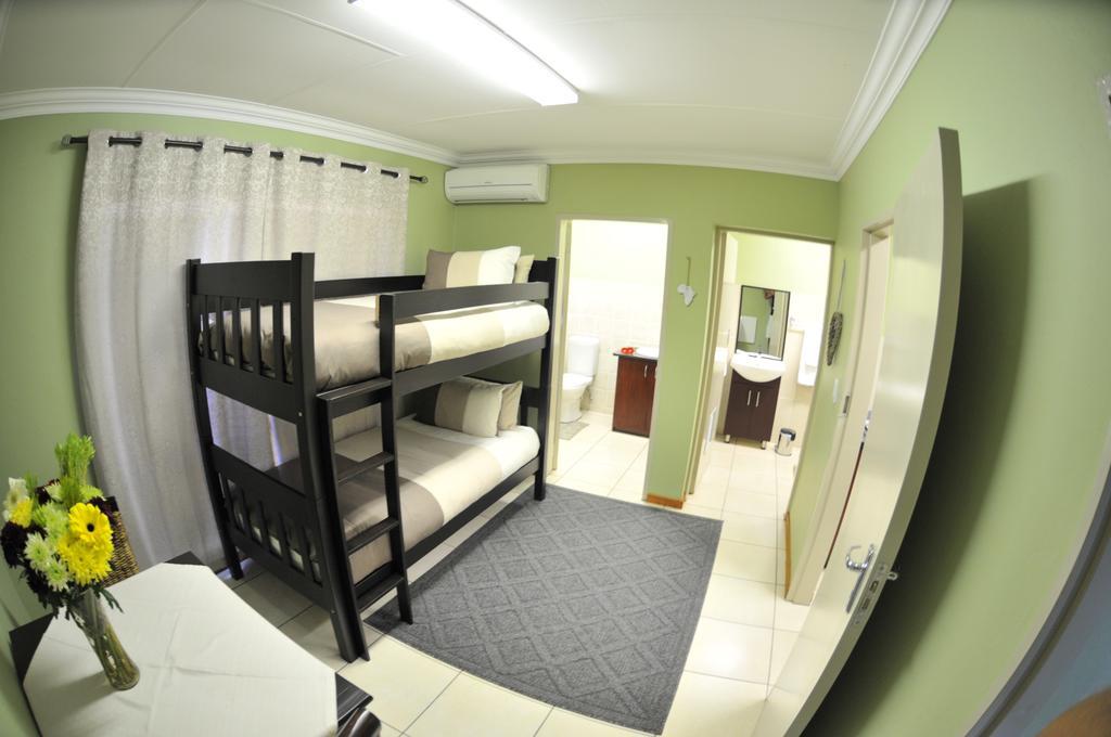 Summer Garden Guest House เบโนนิ ภายนอก รูปภาพ