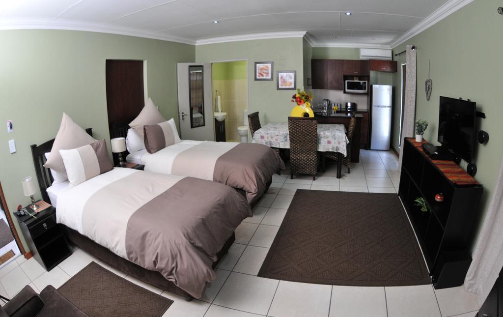 Summer Garden Guest House เบโนนิ ภายนอก รูปภาพ