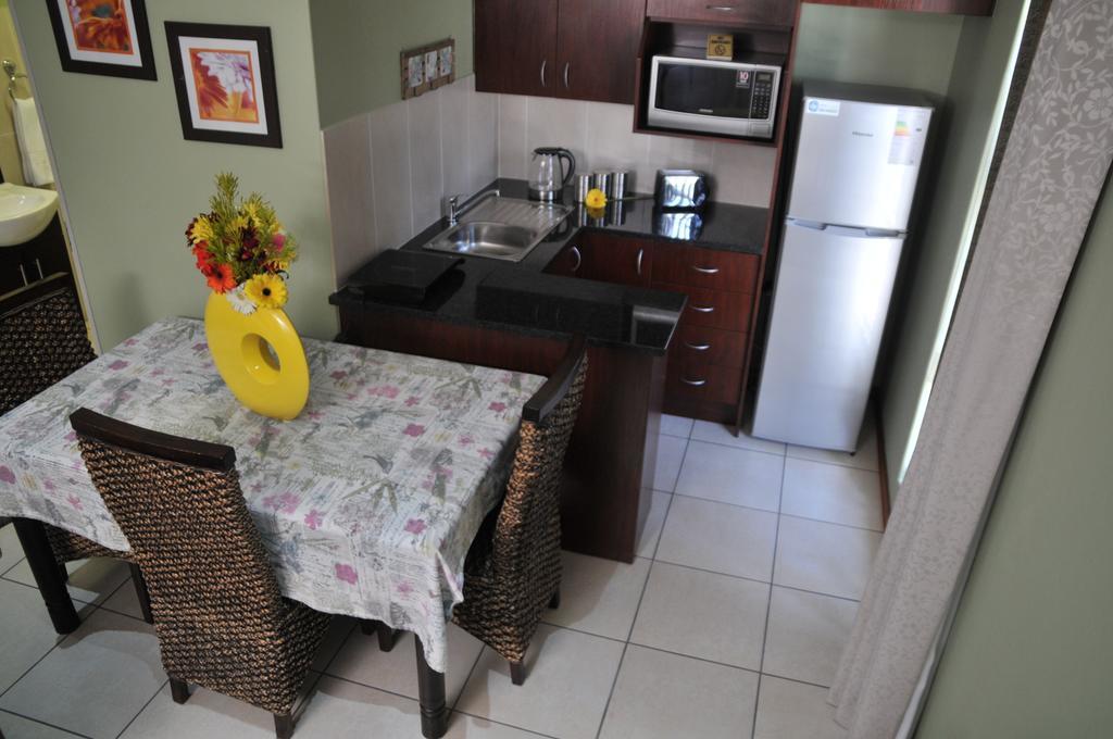 Summer Garden Guest House เบโนนิ ภายนอก รูปภาพ