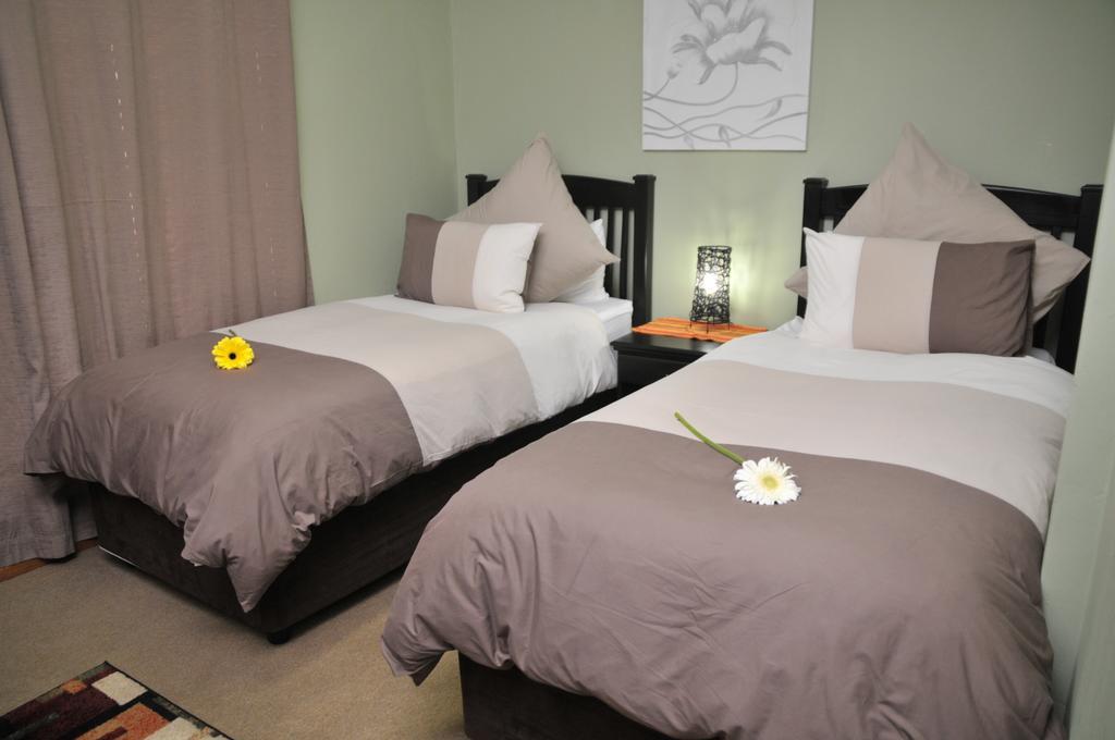 Summer Garden Guest House เบโนนิ ภายนอก รูปภาพ