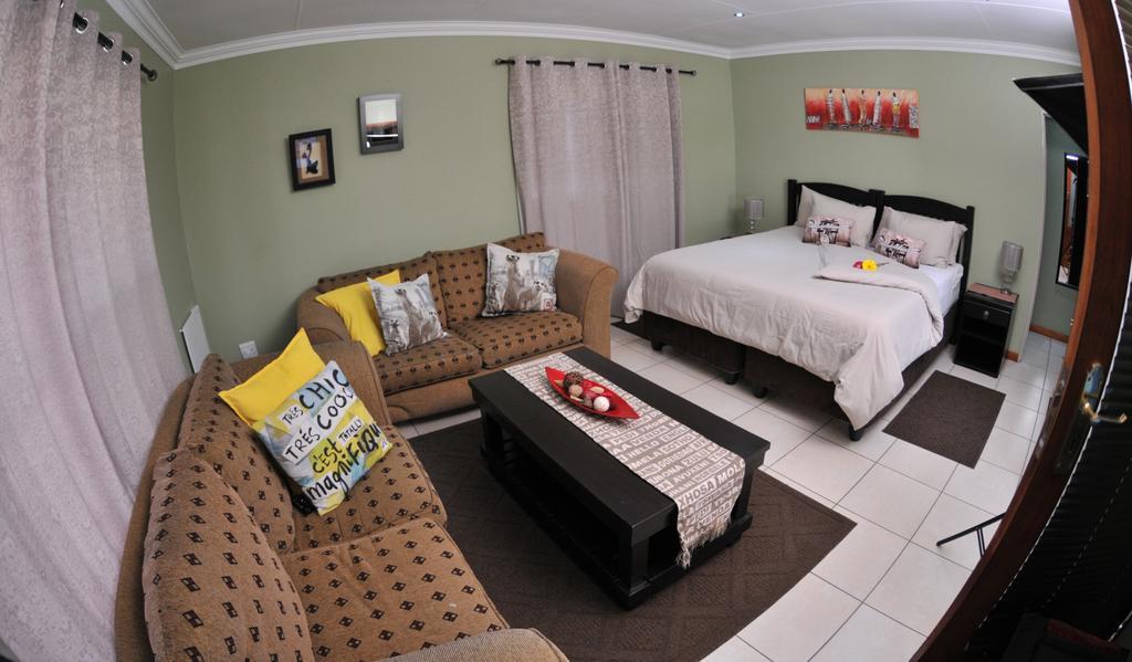 Summer Garden Guest House เบโนนิ ภายนอก รูปภาพ