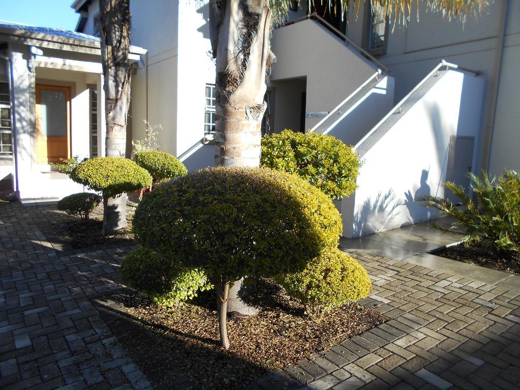 Summer Garden Guest House เบโนนิ ภายนอก รูปภาพ