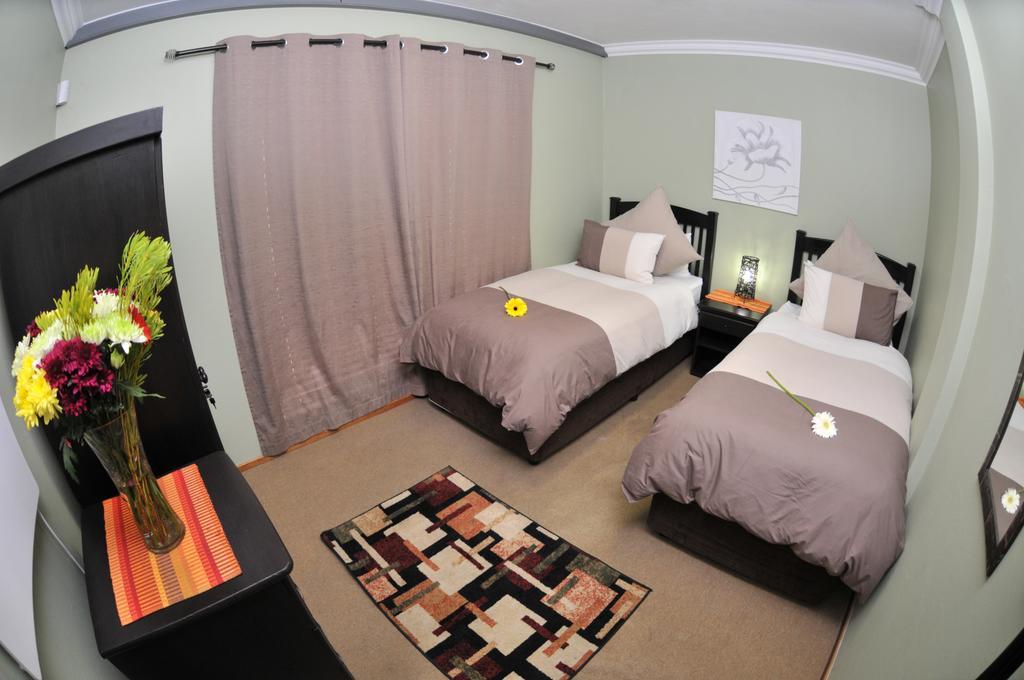 Summer Garden Guest House เบโนนิ ภายนอก รูปภาพ